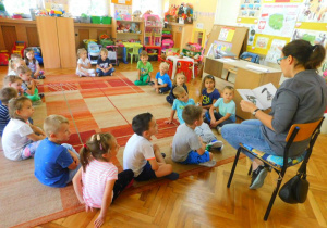 Mama Jasia z grupy Biedronek czyta dzieciom bajkę pt. O Wilku, ktory nie lubił czytać.